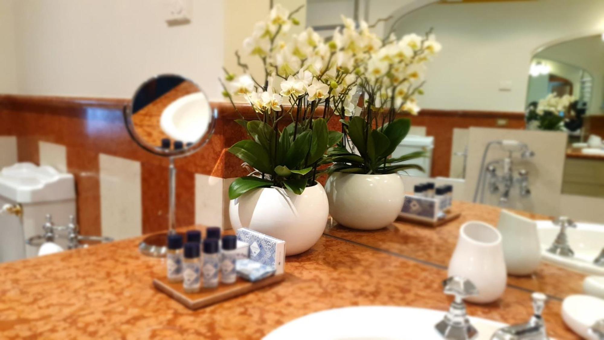 Resort Locanda San Verolo Boutique Hotel Костермано Екстериор снимка