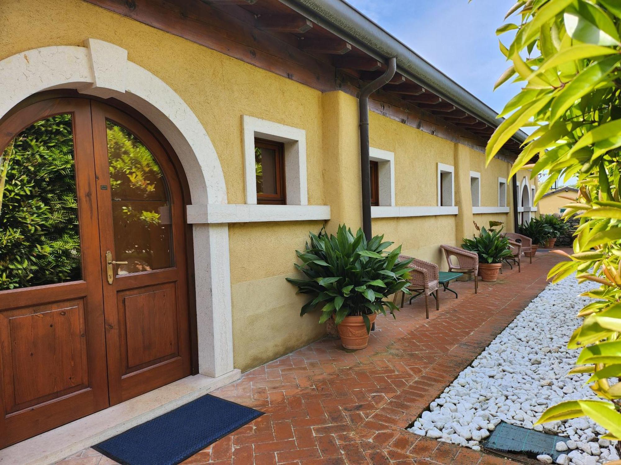 Resort Locanda San Verolo Boutique Hotel Костермано Екстериор снимка