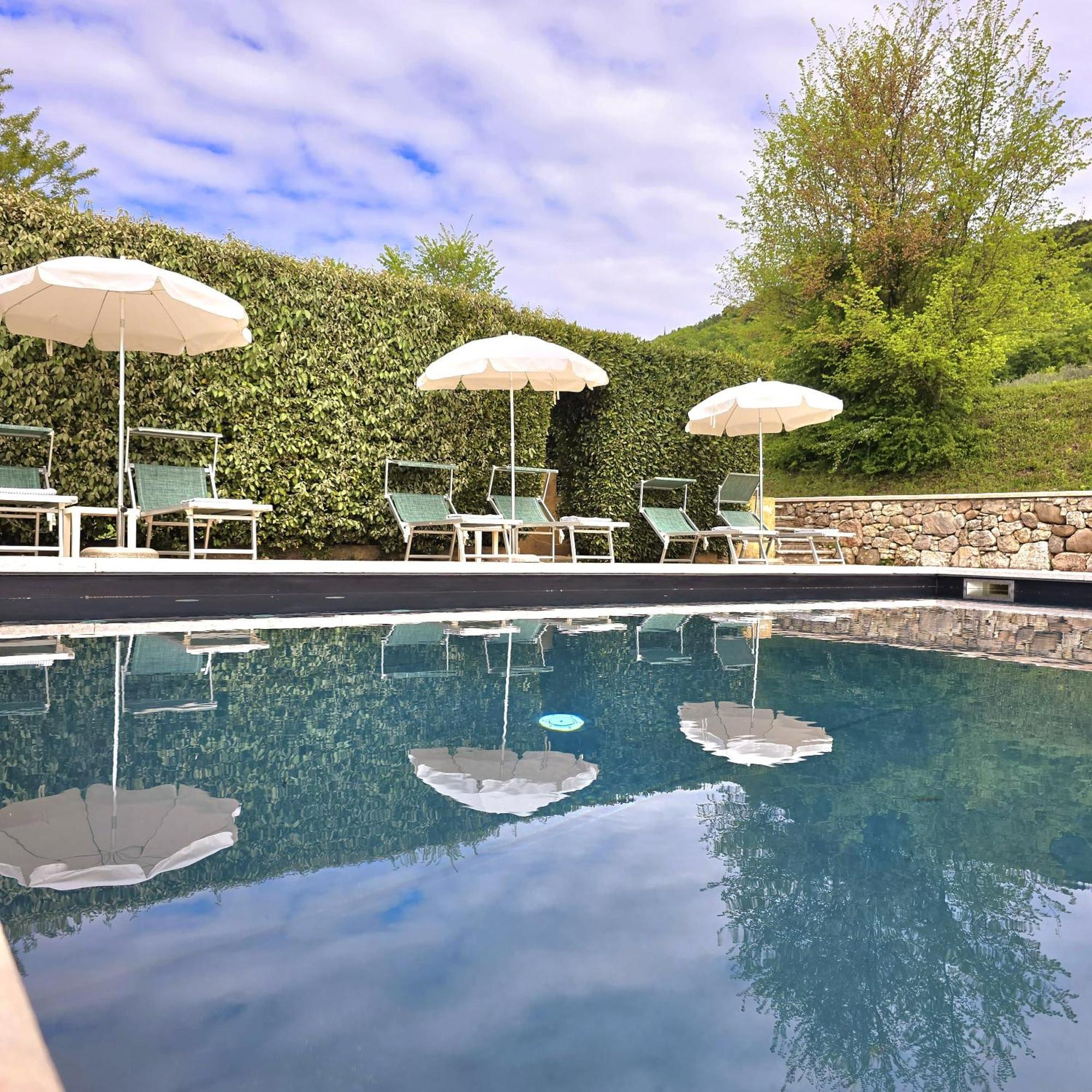 Resort Locanda San Verolo Boutique Hotel Костермано Екстериор снимка